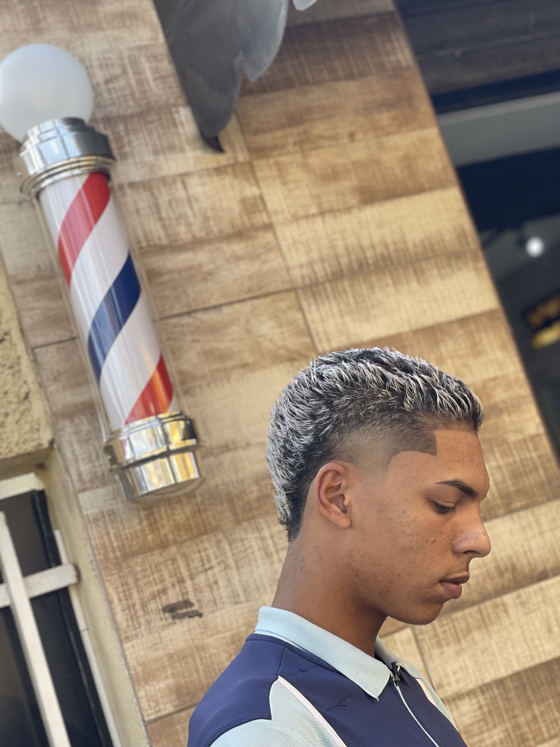 Cliente com corte degradê feito na Barbearia Vegas